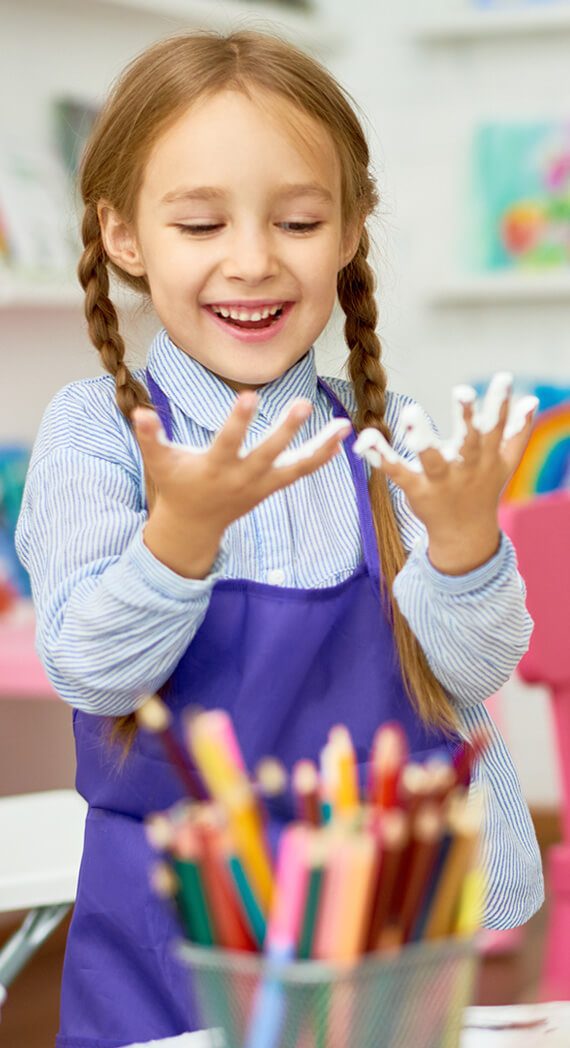 cute-girl-playing-with-paint-in-art-class-85QTUD9.jpg